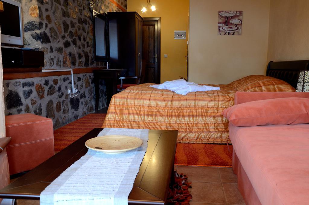 To Spitiko Hotell Agios Athanasios  Rum bild